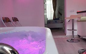 White House & Jacuzzi